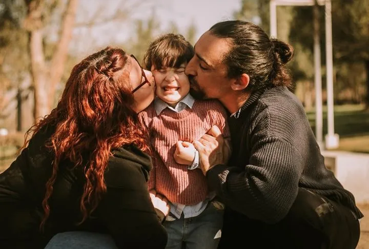 Liseth y Luis besando las mejillas de Ayra